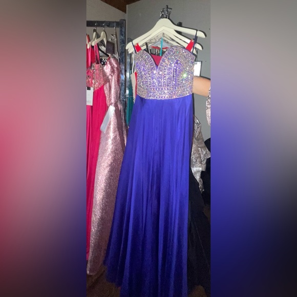 Pageant/Homecoming/Prom - Picture 16 of 16